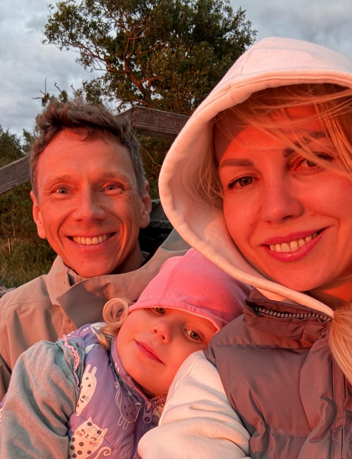 Kaspars, fondatore di GEGE, con sua moglie e sua figlia